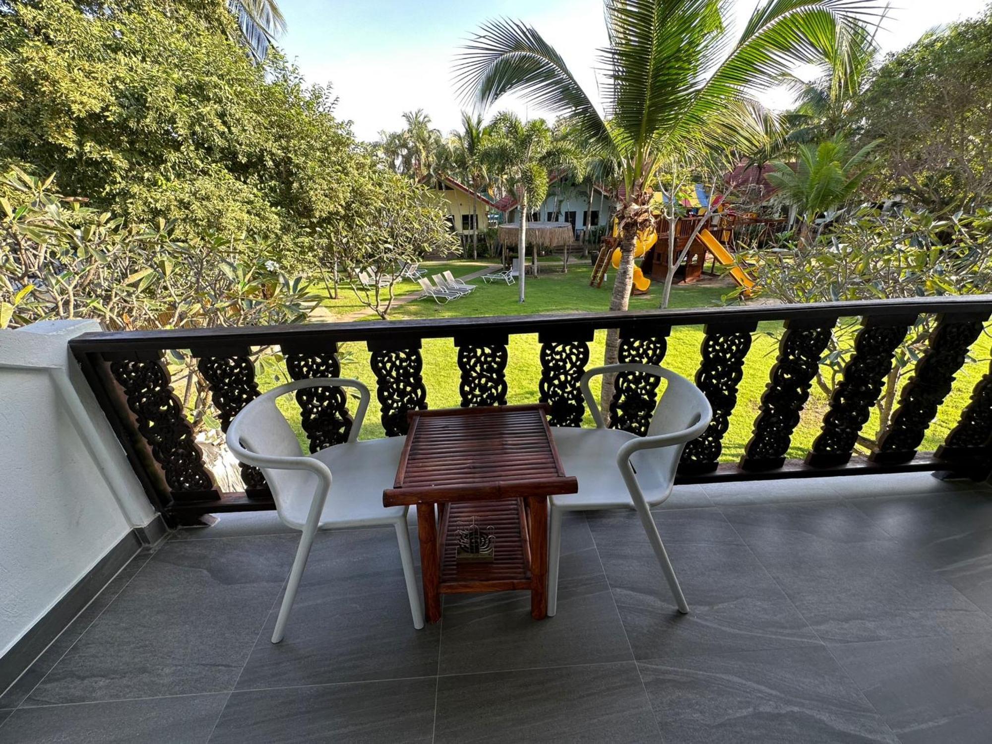 Dolphin Bay Beach Resort Sam Roi Yot Exterior photo